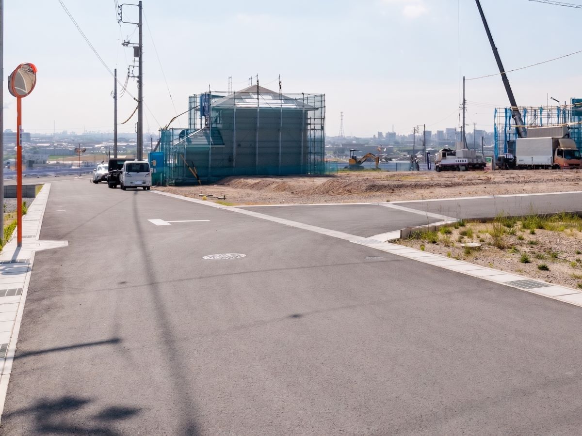 区画D-19付近の前面道路です。道路の幅は約6mとゆとりがあり、車の運転も安心。　
