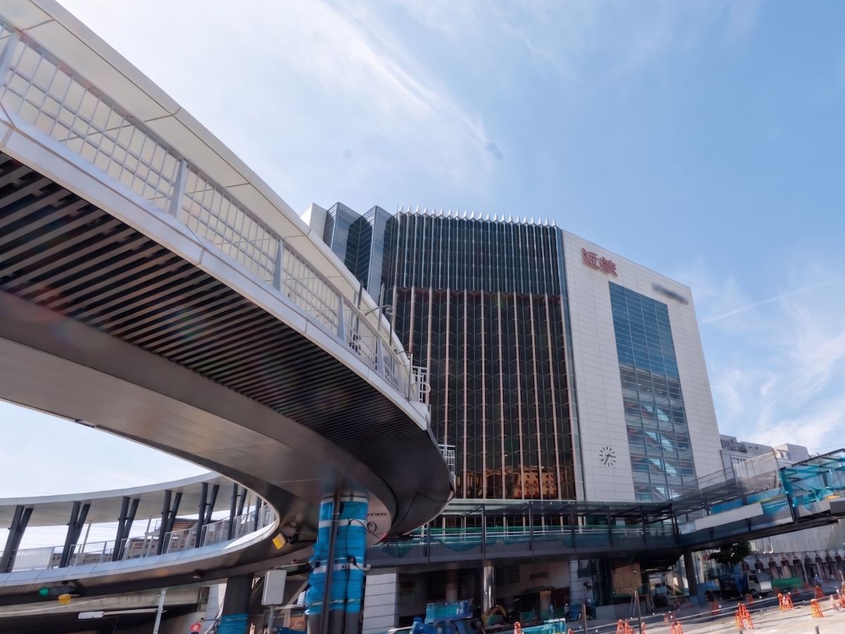 近鉄四日市駅まで約4.2km（車で約13分）　四日市の中心駅であり、近鉄の名古屋線・湯の山線、四日市あすなろう鉄道の内部線が乗り入れています。駅ビルの中には、近鉄百貨店 四日市店があります。