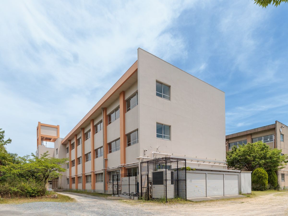四日市市立三重西小学校まで約1.2km（徒歩15分）　分譲地は三重西小学校区内ではありませんが、学区外通学の申請をして許可が降りれば距離が近い三重西小学校に通うことができます！