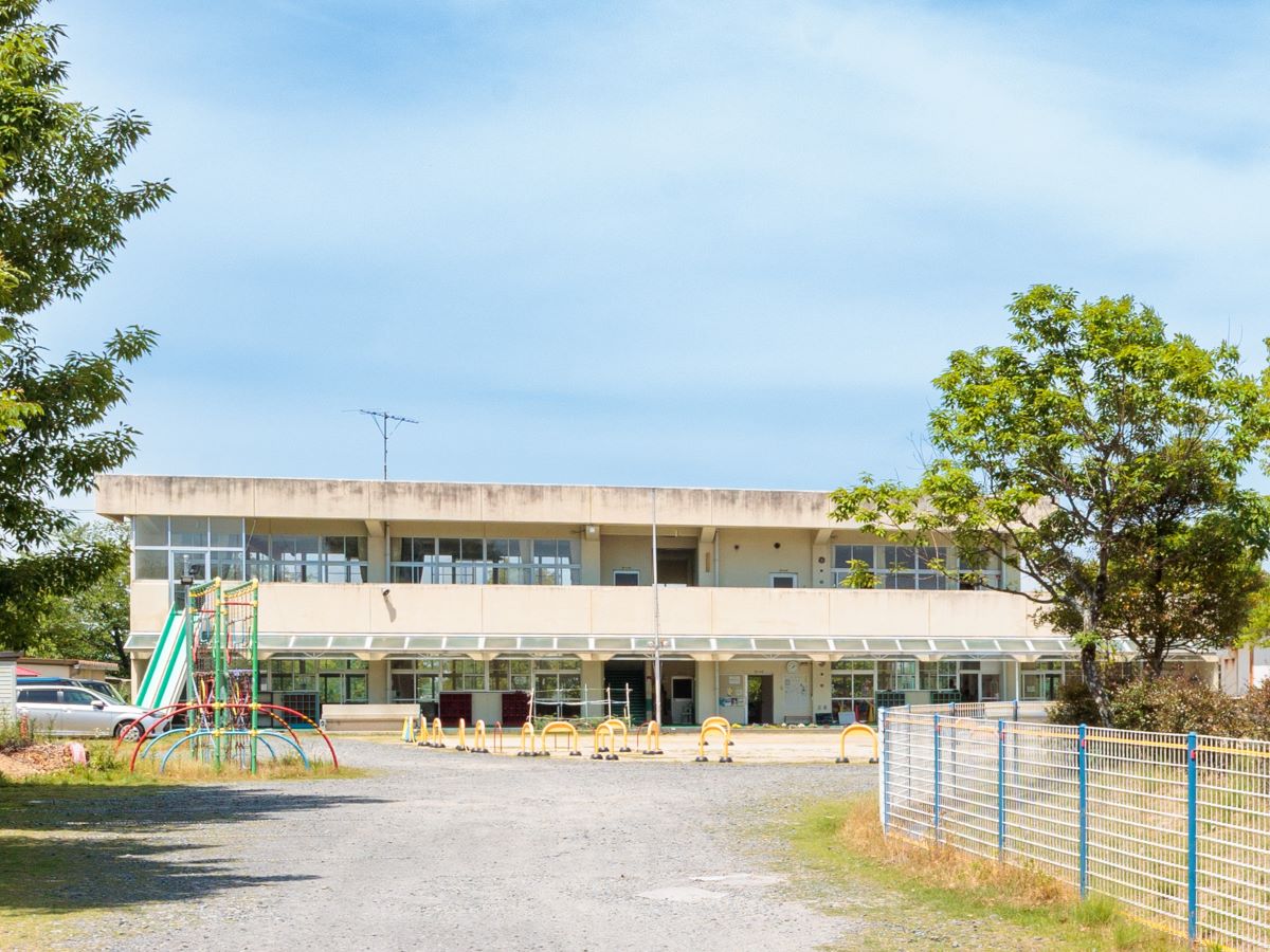 三重西学童保育所まで約1.2km　分譲地に近く、三重西小学校のすぐ東どなりにある学童保育所です☆