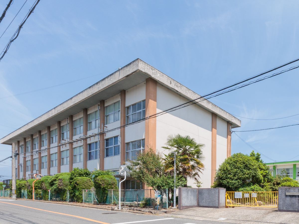 四日市市立神前小学校まで約2.6km　「なかまとともに 地域とともに たくましく生きる神前の子の育成」を学校教育目標に掲げています。地域の方と連携した取り組みも盛んです。