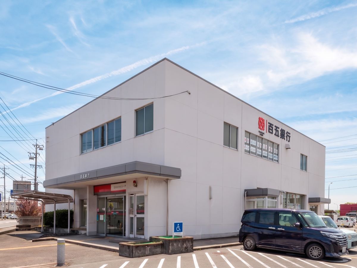 百五銀行　生桑支店まで約1.7km　各種手続き、出入金もスムーズ。急なお買い物の際ATMも使用もできて便利です。！【営業時間】(窓口・平日)9:00～15:00／(ATM・毎日)7:00～21:00