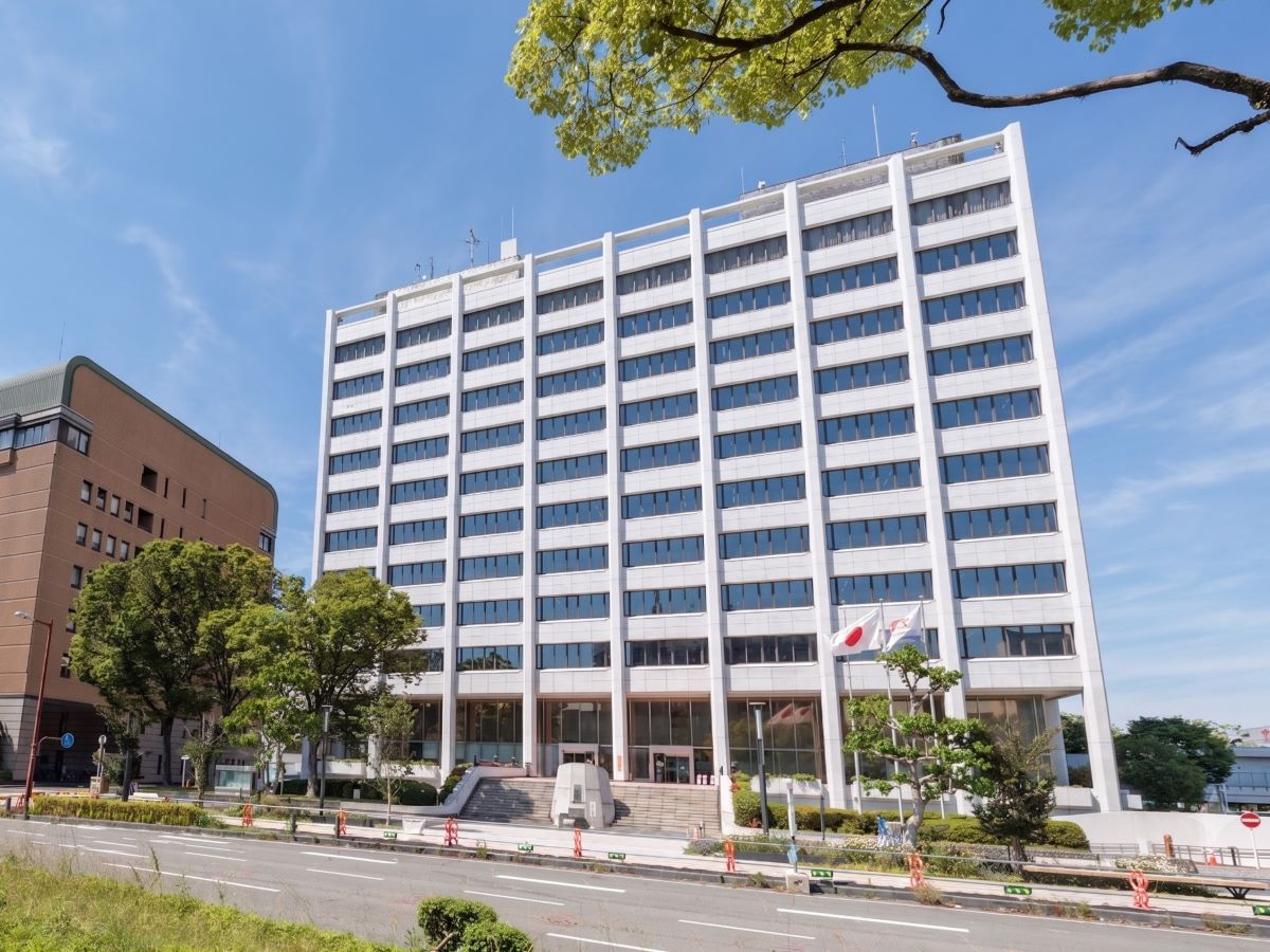 四日市市役所まで約5.4km　駐車場はすぐ近くに立体駐車場があり直通で役所内に入れます。非常に大きな建物で、役所で必要な時手続きはこちらで済みます。【開庁時間】(平日)8:30～17:15