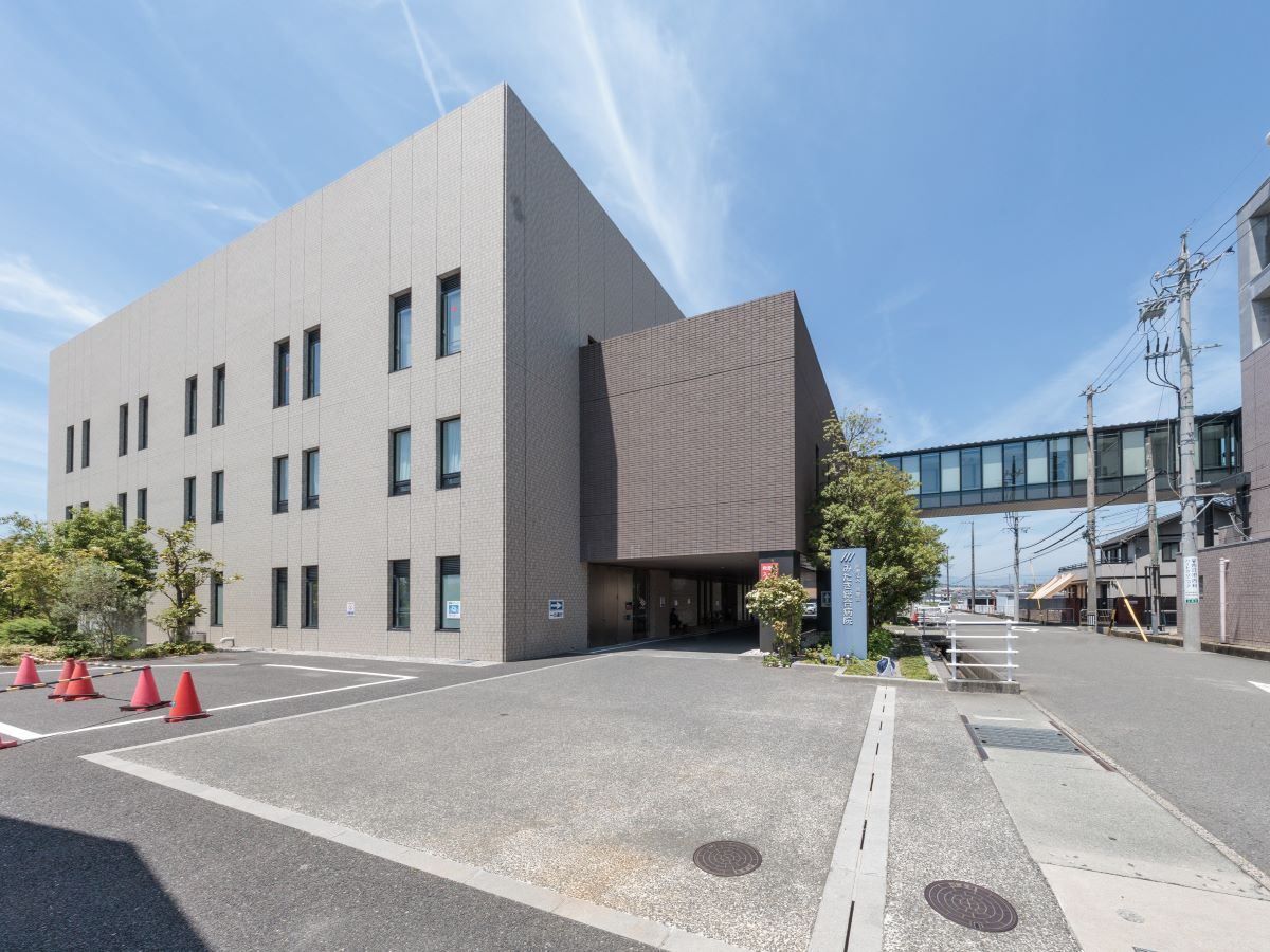 みたき総合病院まで約1.5km～1.6km（車で約3分）　地域密着型の総合病院です。一般病棟のほか、地域包括ケア病棟、回復期リハビリテーション病棟、療養病棟、産婦人科病棟に加え、四日市で唯一の緩和ケア病棟があります。【診療時間】(月～土)9:00～12:00／(月・火・木・金)16:00～18:00　(休診日：水・土午後・日・祝・年末年始)　※受付時間は診療科によって異なることがあります。事前に外来担当医表をご確認ください。