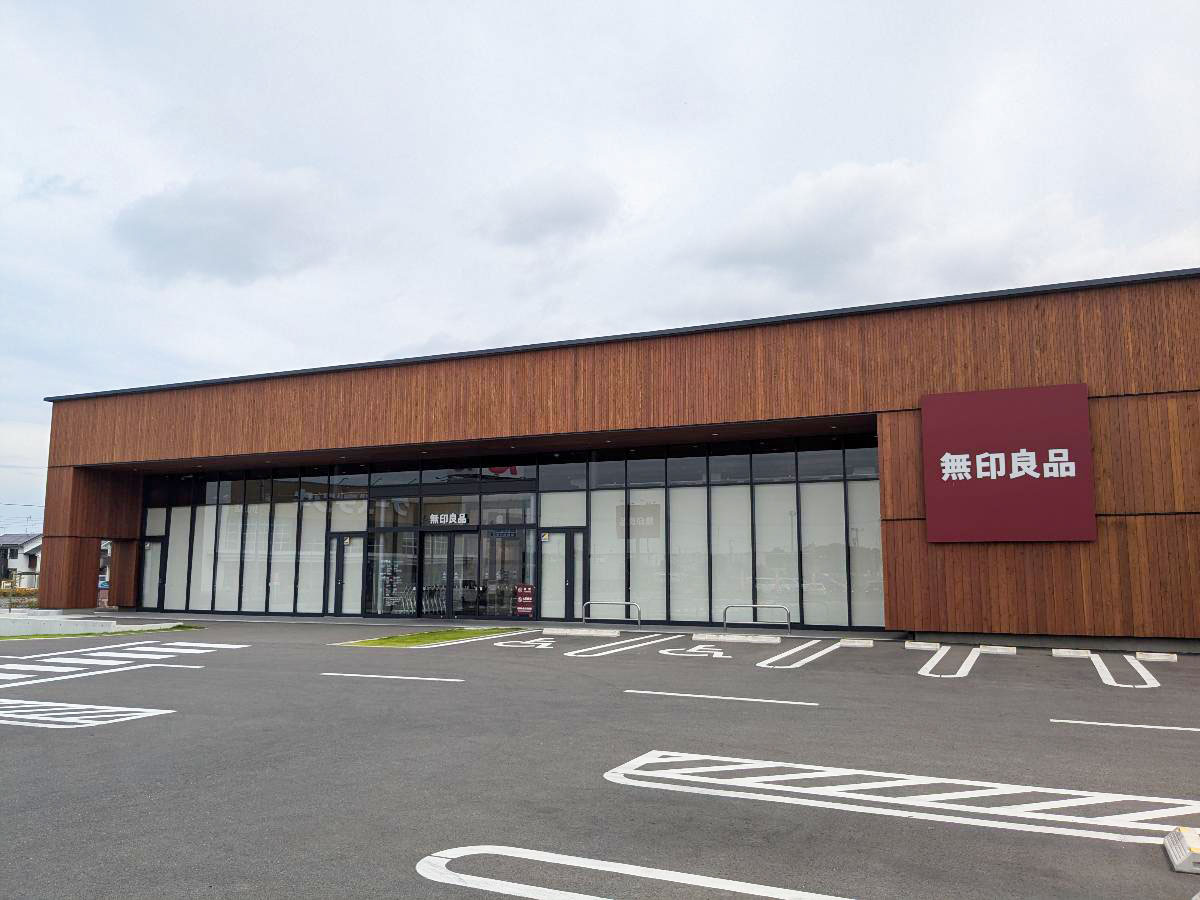 無印良品ヨークタウン小山雨ケ谷店まで約1.7km（車で約5分）　食品から衣類、雑貨すべてが揃う大型店舗です。