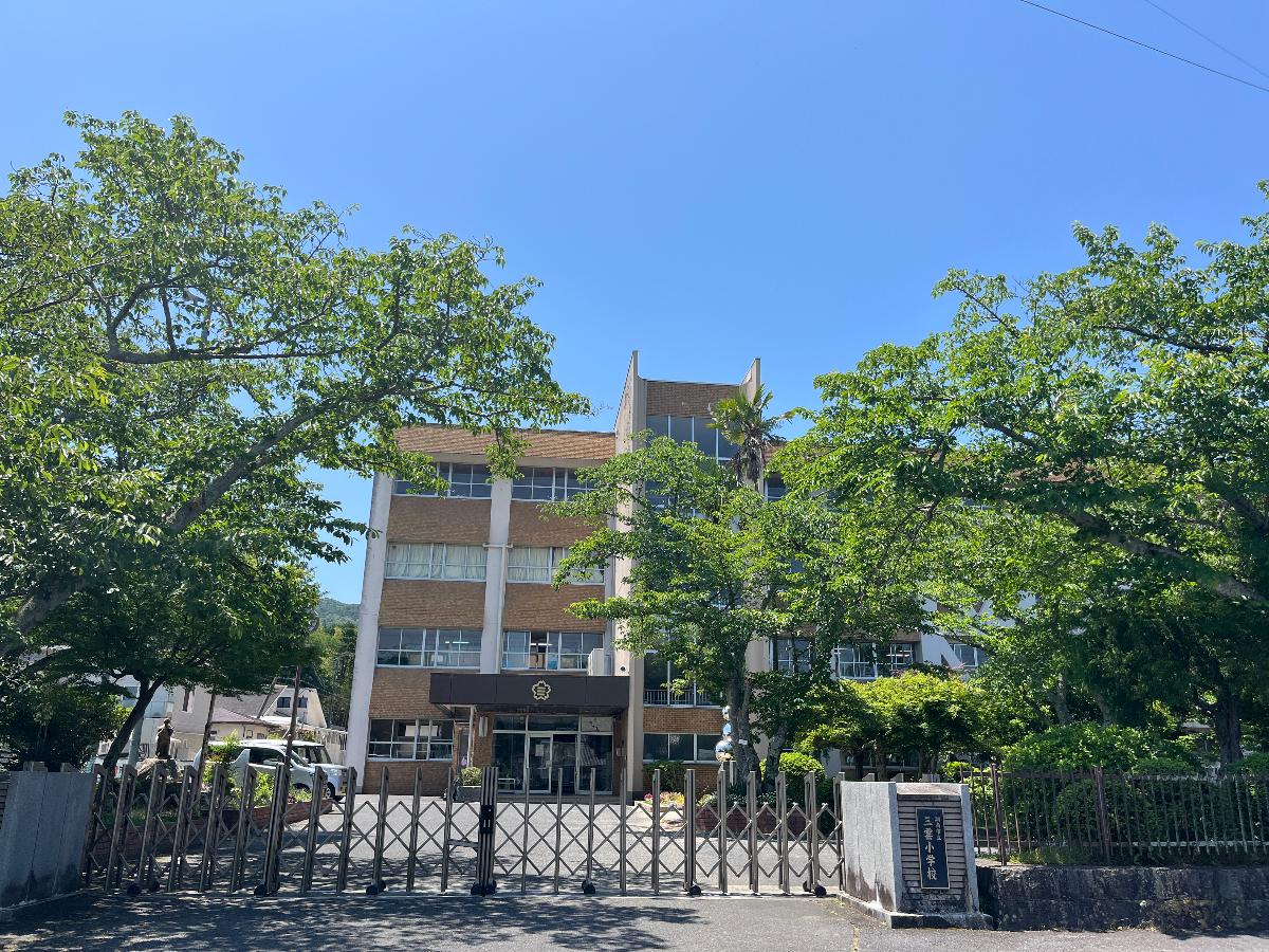 湖南市立三雲小学校まで約2km（徒歩25分）　教育目標は「仲間を大切にし、何事も最後までやりぬく子どもの育成」です。
