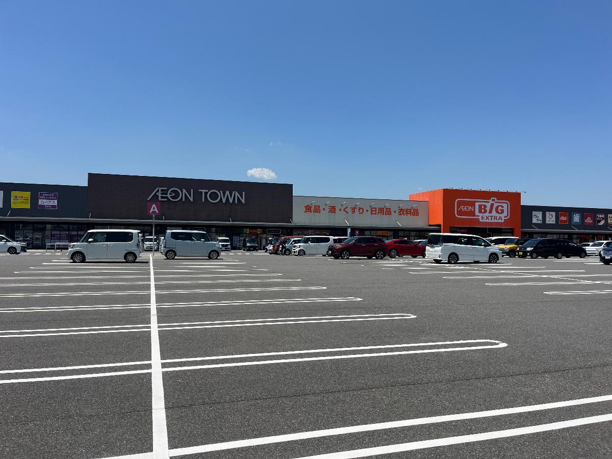 イオンタウン湖南まで約1.2km（車で約5分）　様々なお店が並んでいます！