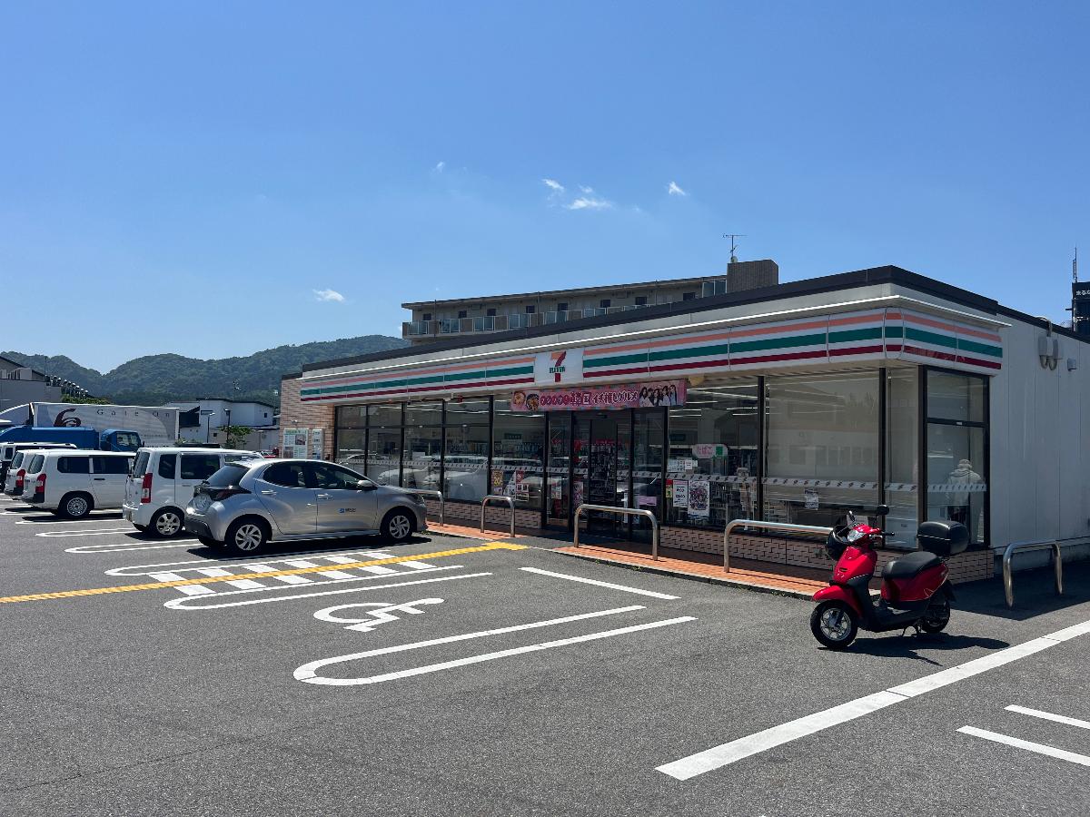 セブン-イレブン　湖南三雲店まで約400m（徒歩5分）　コンビニが近くて便利ですね！