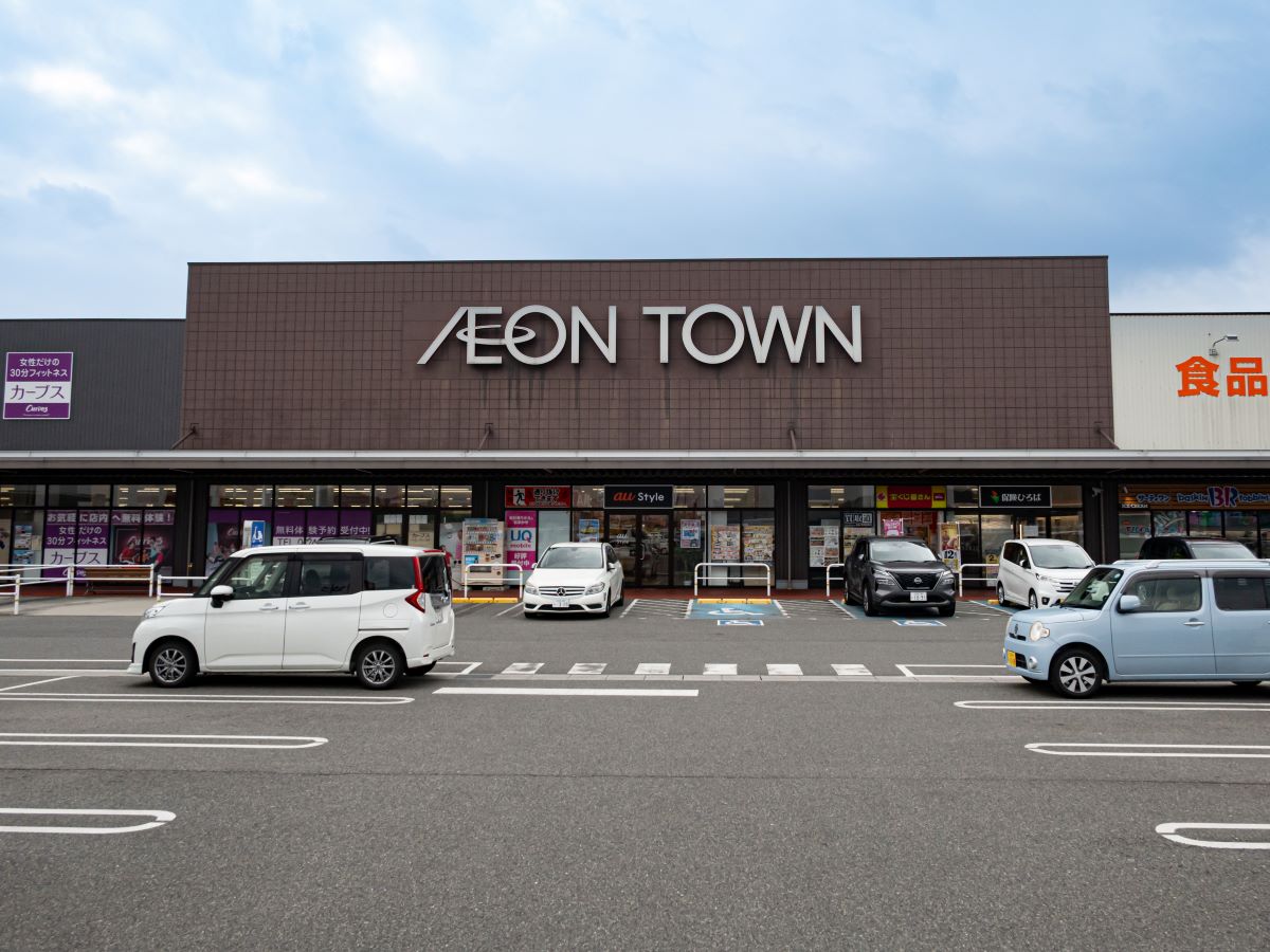 イオンタウン湖南まで約1.2km（車で約5分）　様々なお店が並んでいます！