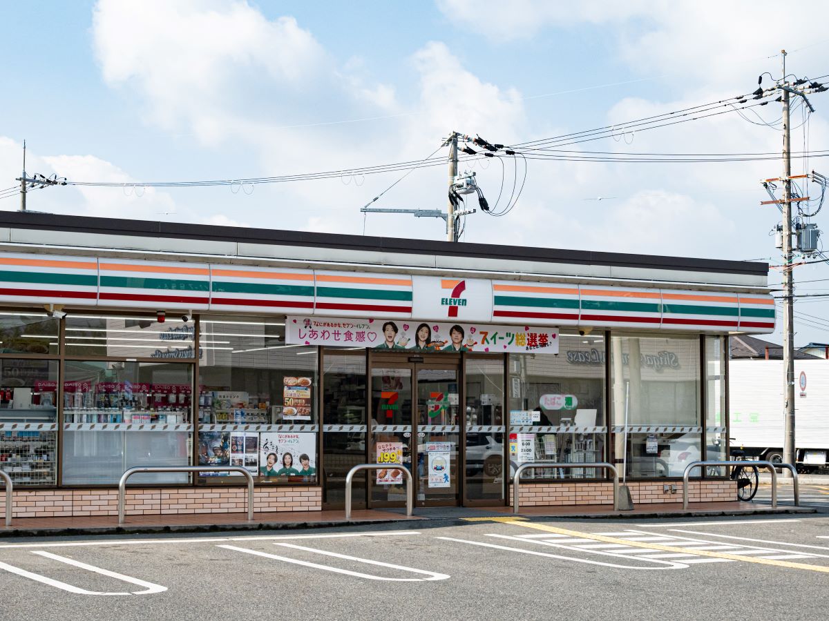 セブン-イレブン　湖南三雲店まで約400m（徒歩5分）　コンビニが近くて便利ですね！