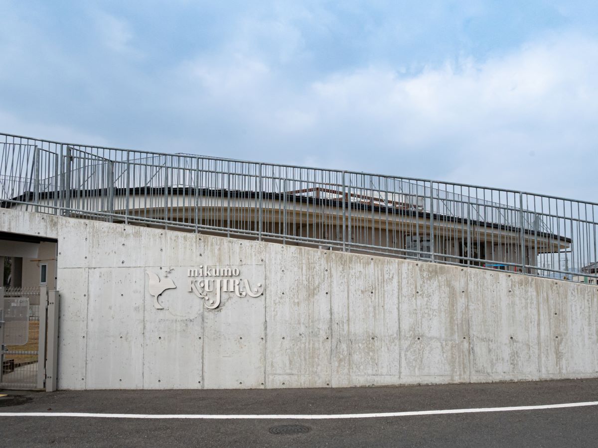 三雲くじら保育園まで約750m（徒歩10分）　園のブログでは子供たちの日常を見ることができます。屋上テラスがあり、地域の風景を360度見渡せる開放的な環境です。