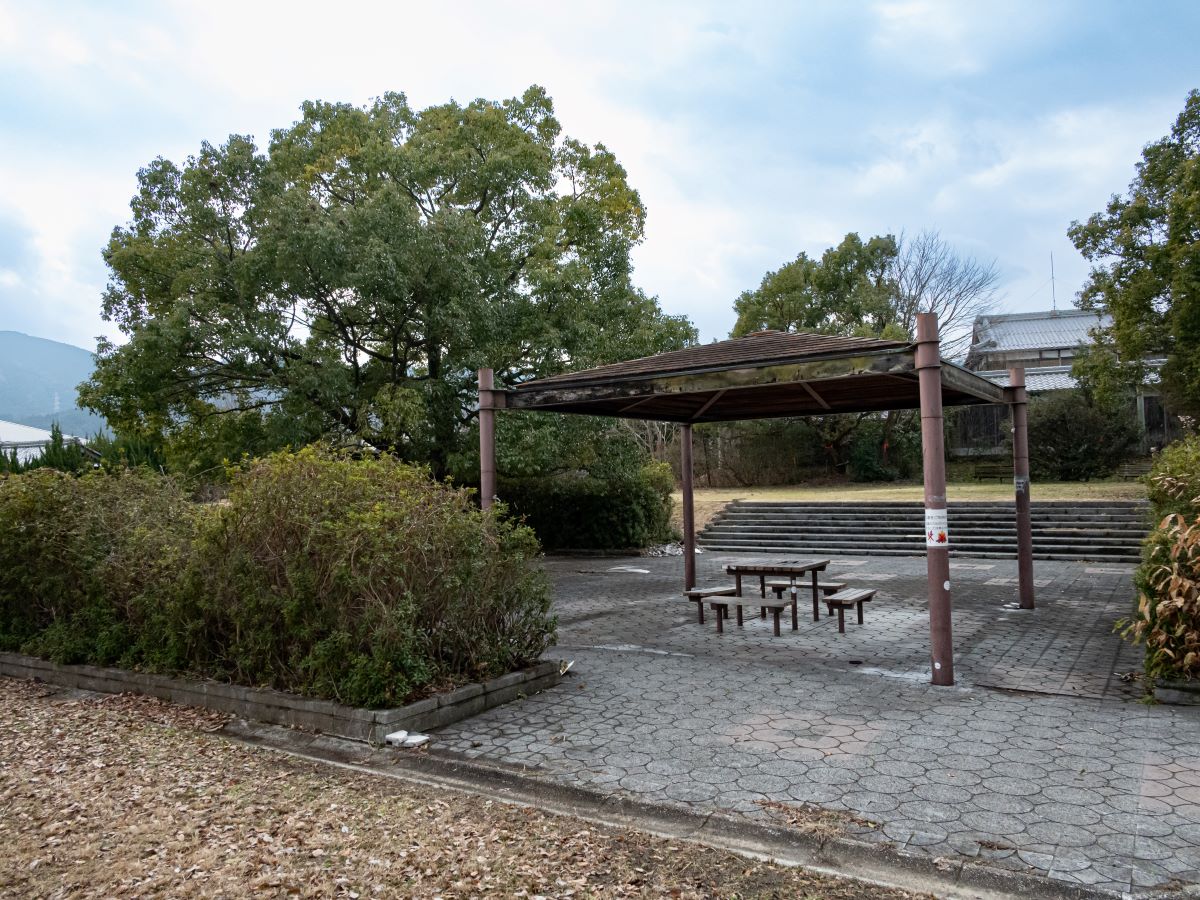 上街道公園まで約800m（徒歩10分）　滑り台やブランコ、砂場などの基本的な遊具が設置されており、地域住民の憩いの場として親しまれている公園です。