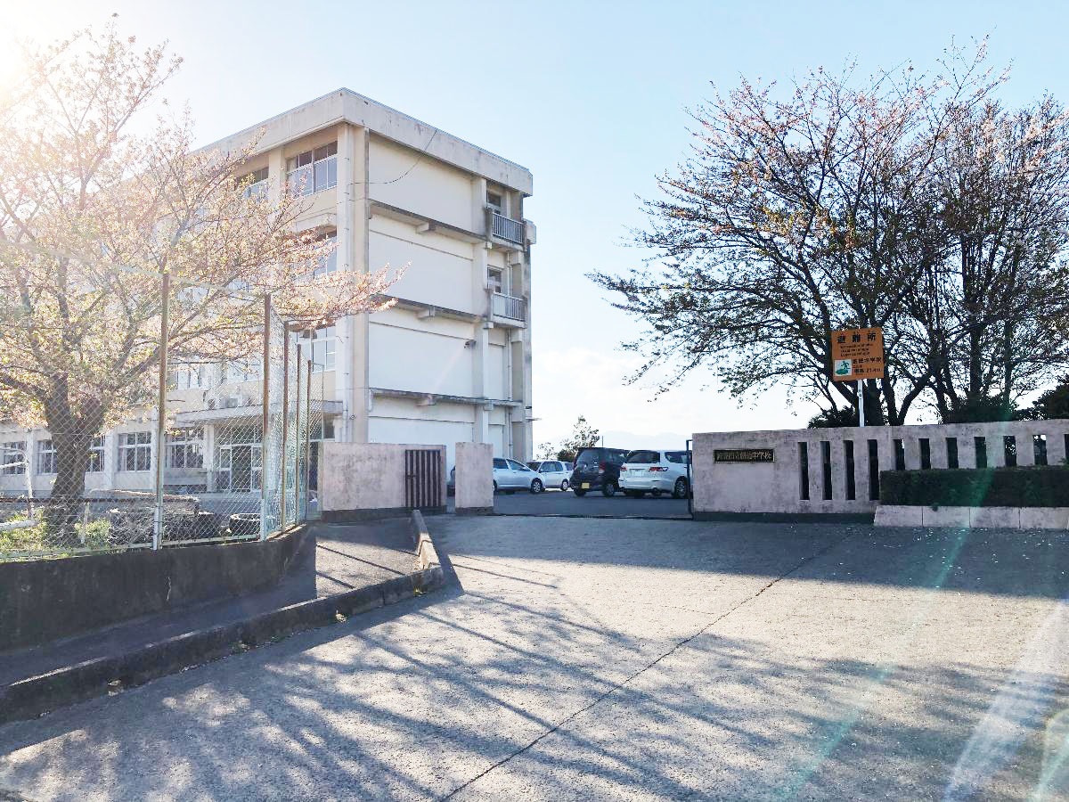 鈴鹿市立創徳中学校まで約1.3km（徒歩17分）　全校生徒600名を超える創徳中学校♪♪(2024年度)部活動も充実しており、文武両道を目指した中学校です！！