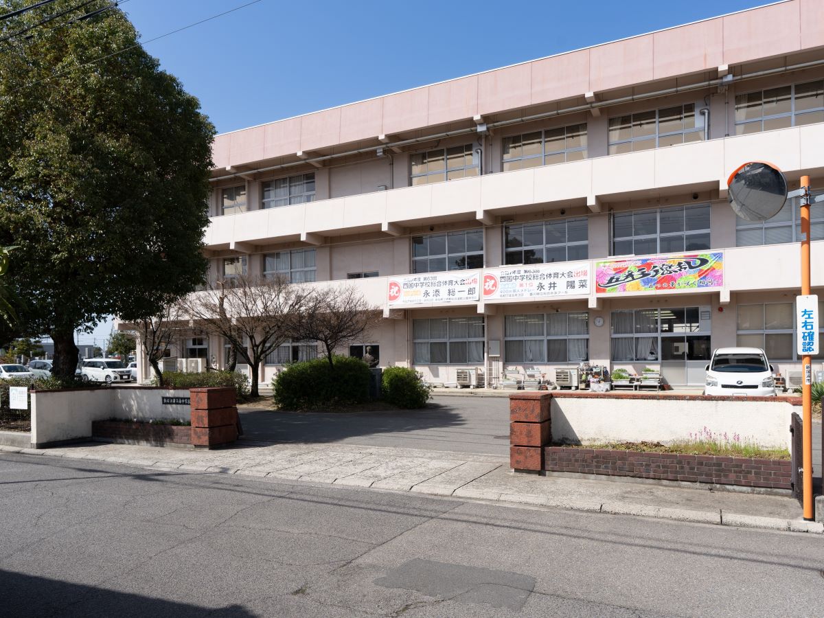 新居浜市立南中学校まで約1.5km（徒歩19分）　中学校も2km圏内です！