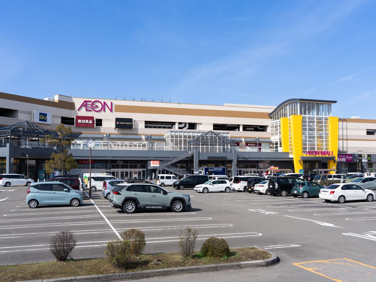 イオンモール新居浜まで約1.8km（車で約10分）　イオンも近くにあるので休日ショッピングも可能です。