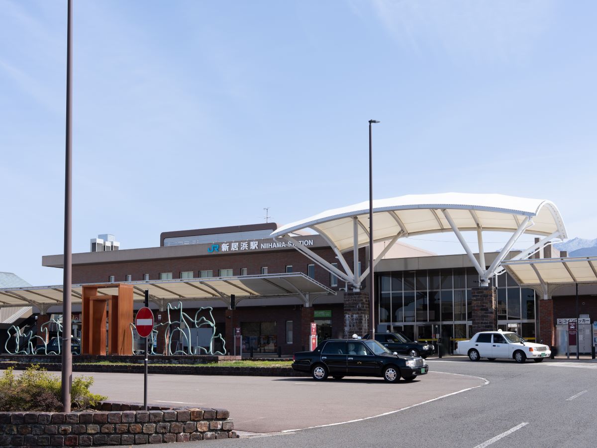 新居浜駅まで約1.6km（徒歩20分）　ロータリーがあり、送り迎えもしやすい！駅前にはバスターミナルがあり乗り換えにも便利です。