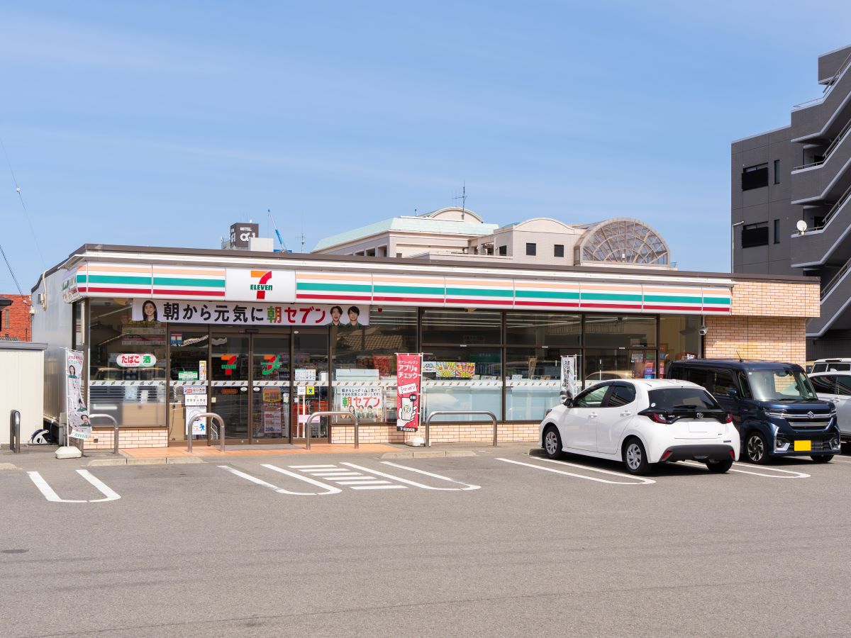 セブンイレブン新居浜高木町店まで約500m～580m（徒歩7分～8分）　24時間営業。ちょっとしたお買い物など近くにコンビニがあるととても便利ですよね。