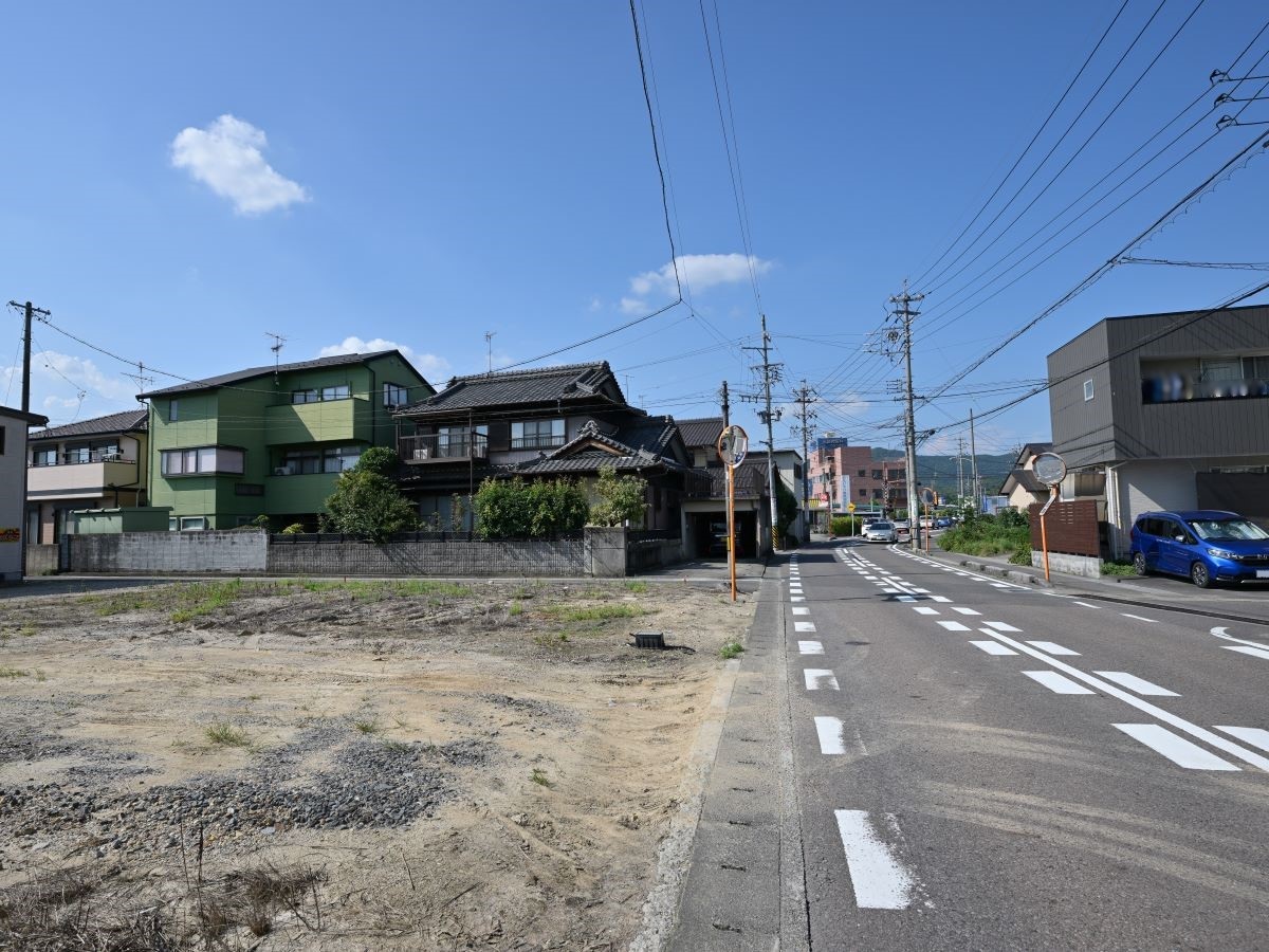 区画B南東側道路　豊かな自然と一条工務店のお家で笑顔あふれる暮らし！　