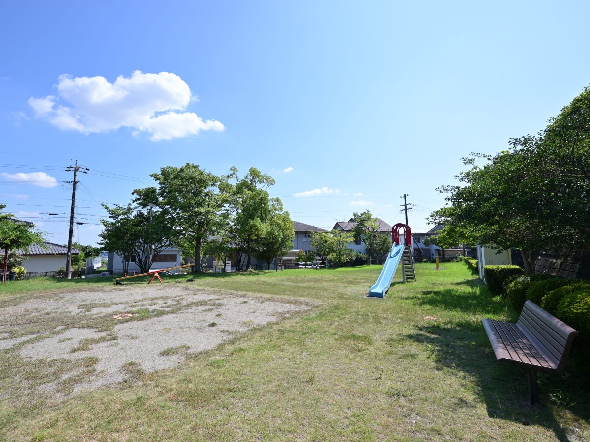 つつじが丘西公園まで約1.3km（徒歩17分）　滑り台やシーソーがあり、小さなお子様も遊ぶことのできる公園です。