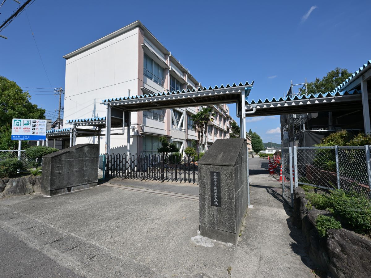 各務原市立鵜沼第一小学校まで約19m（徒歩1分）　小学校が目の前にあり、低学年のお子様の通学も安心です。ママもパパも安心してお子様を送り出せますね。