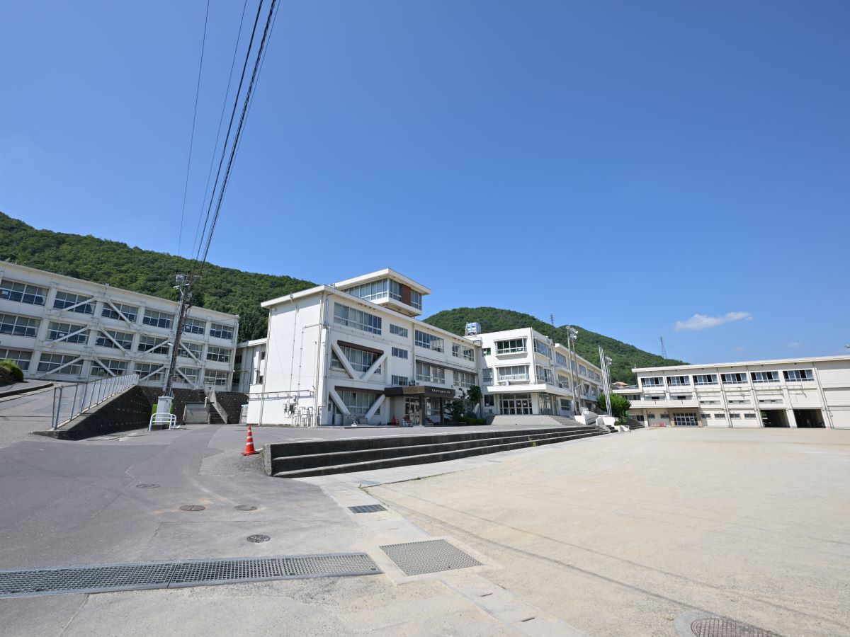 務原市立鵜沼中学校まで約1.9km（徒歩24分）　中学校は少し距離がありますが、登下校で体力がつきます！様々な場面で成長を感じられる3年間です！