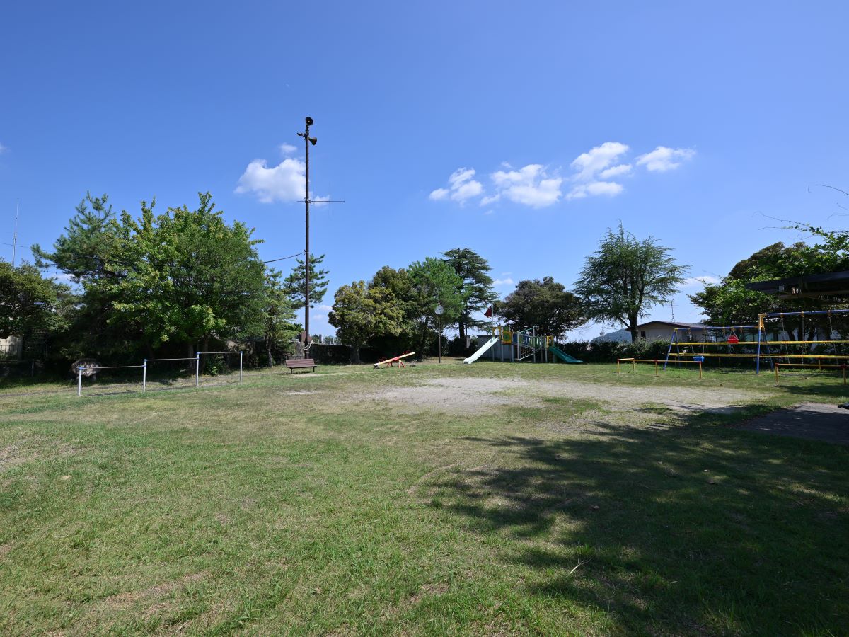 松田南公園まで約1.3km（徒歩17分）　緑に囲まれた落ち着いた雰囲気の公園です。遊具や広場があり、お子様との外遊びや散歩にもぴったりです。