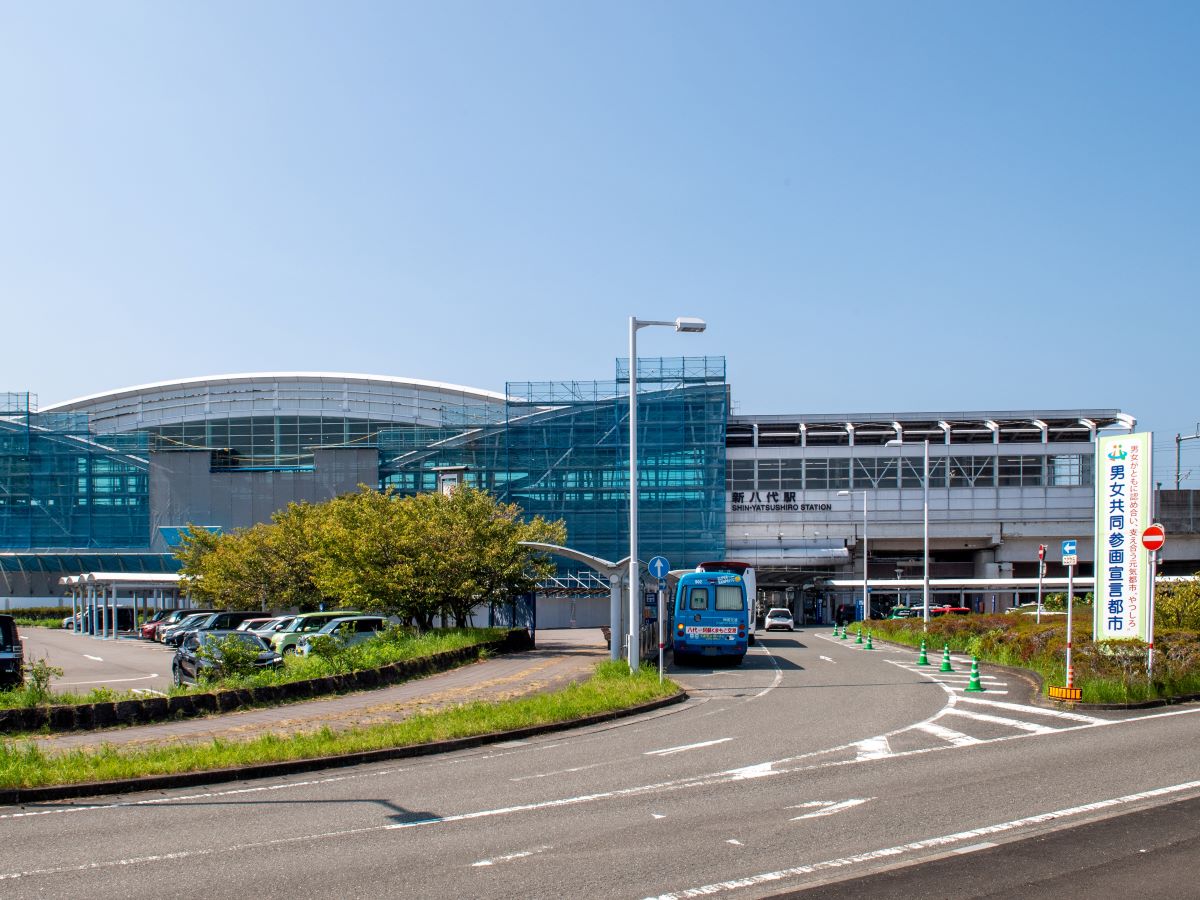 JR「新八代」駅まで約300m～350m（徒歩4分～5分）　九州新幹線と鹿児島本線が利用できる駅です。新幹線では、熊本・博多方面／鹿児島中央方面、鹿児島本線で熊本・大牟田・久留米・博多方面／八代方面へアクセスできます！