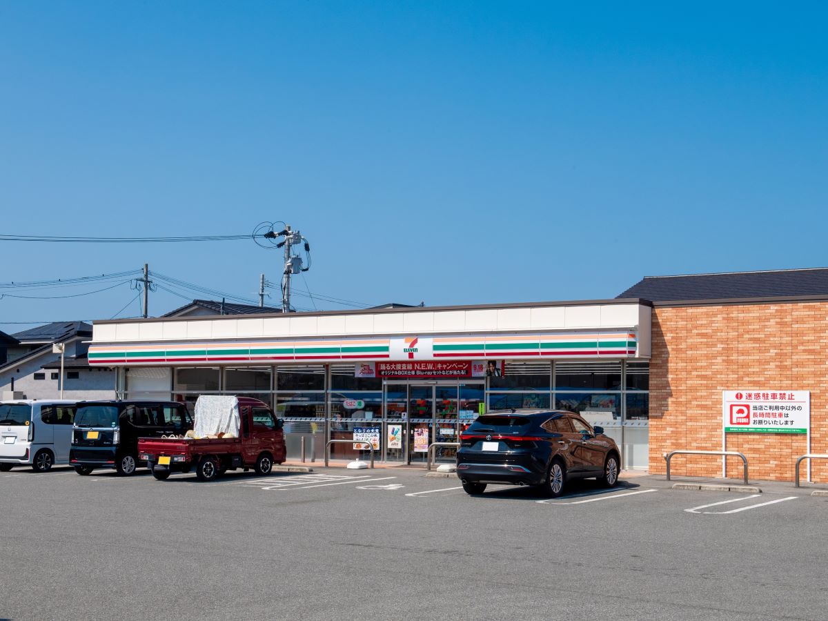 セブン-イレブン 八代井上町店まで約650m～750m（徒歩9分～10分）　24時間営業なので、ちょっと甘いものが食べたい時や、深夜の急なお買い物にもすぐ対応できます！日々の生活のそばにあると、安心感が違いますよね。