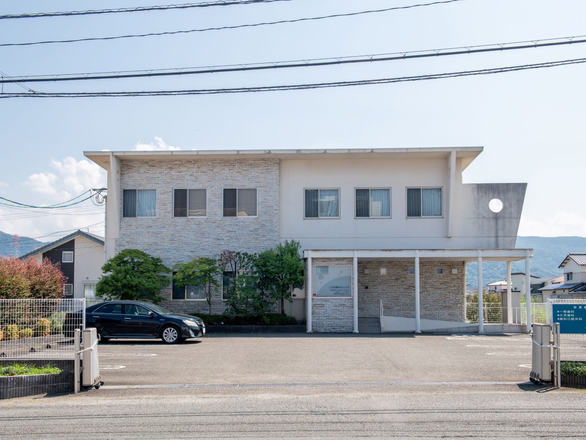 こだま歯科クリニックまで約850m～900m（徒歩11分～12分）　この病院では、最新の機器とデジタルレントゲン・口腔内カメラを活用し、わかりやすく「見える説明」と「無痛治療」を行なっています。 【診療時間】9:00～12:00／14:00～18:00　【休診日】水・土曜午後、日・祝