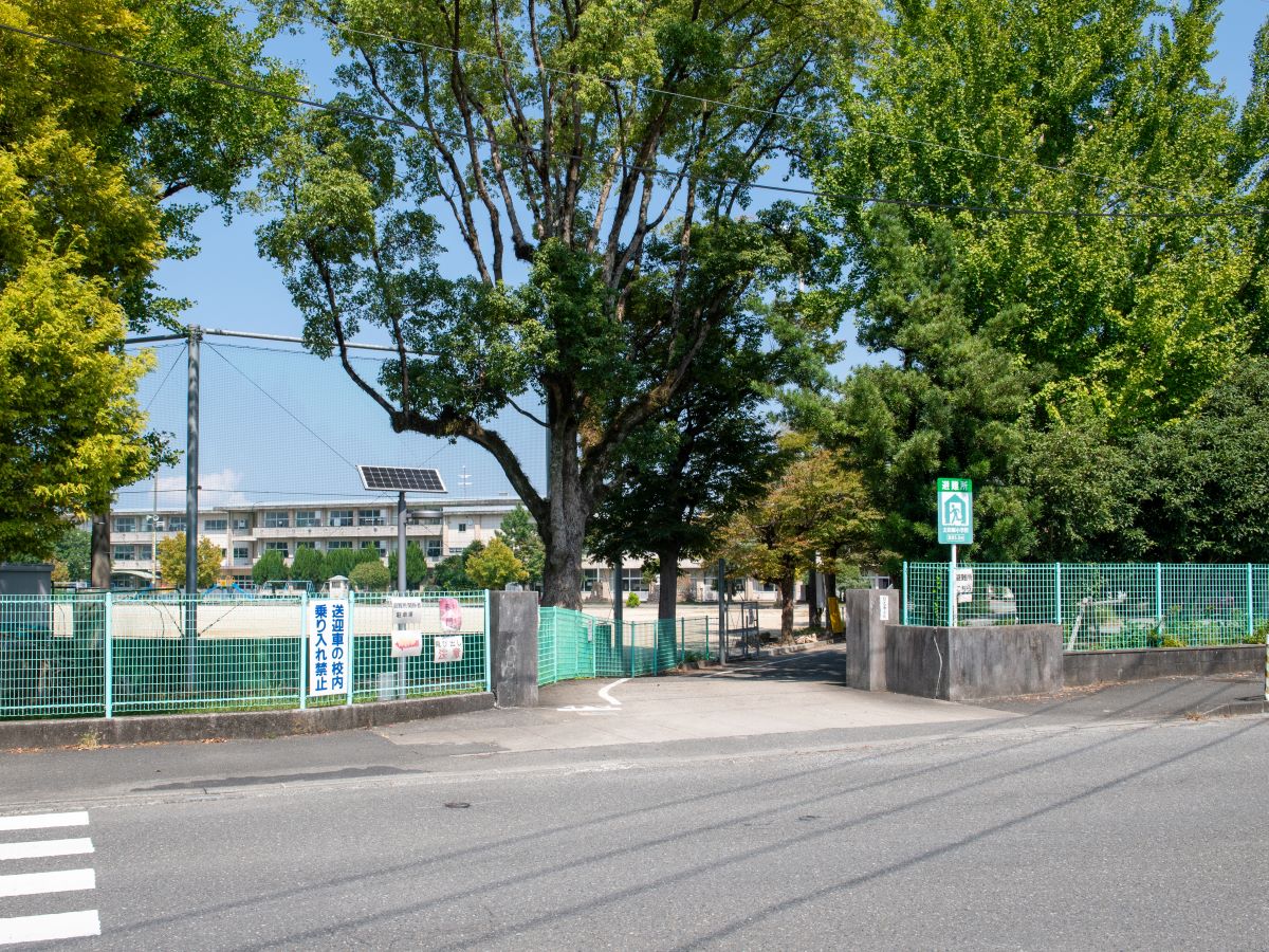 八代市立太田郷小学校まで約1.7km～1.8km（徒歩22分～23分）　この学校の校訓は｢(ちえ)明るく、(こころ)やさしく、(からだ)たくましく｣で、知、徳、体のバランスの取れた児童の育成に取り組んでいます。