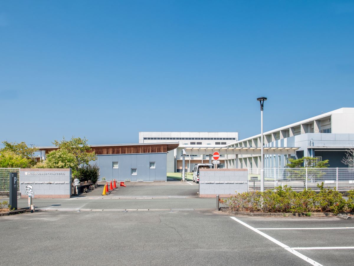 八代白百合学園幼稚園まで約600m～700m（徒歩8分～9分）　この幼稚園では、子どもの持つ自立心や探究心、向上心を大切にのびのび育つように色々な教育を行っています。