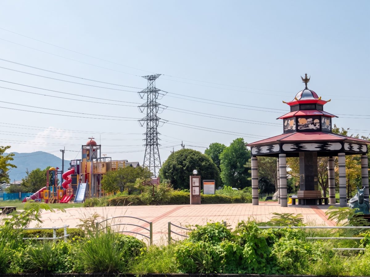 新八代駅がめさん公園まで約1.2km～1.3km（徒歩15分～17分）　九州新幹線「新八代駅」を核とした、広域的な交流拠点の場を目指して整備された公園です。さまざまな遊具がある広場や、芝生が広がる多目的広場などがあります。