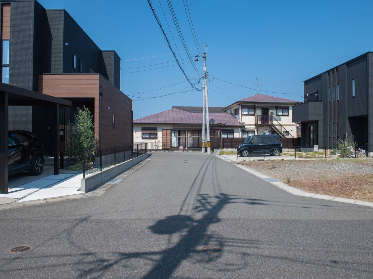 区画6南西道路。約6mあるので車の出し入れも安心です！　