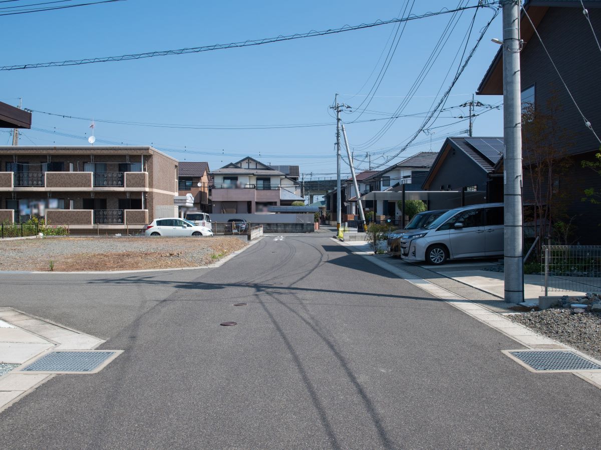 区画6南東道路。車通りが落ち着いているので、子育て世代の方も安心ですね。　