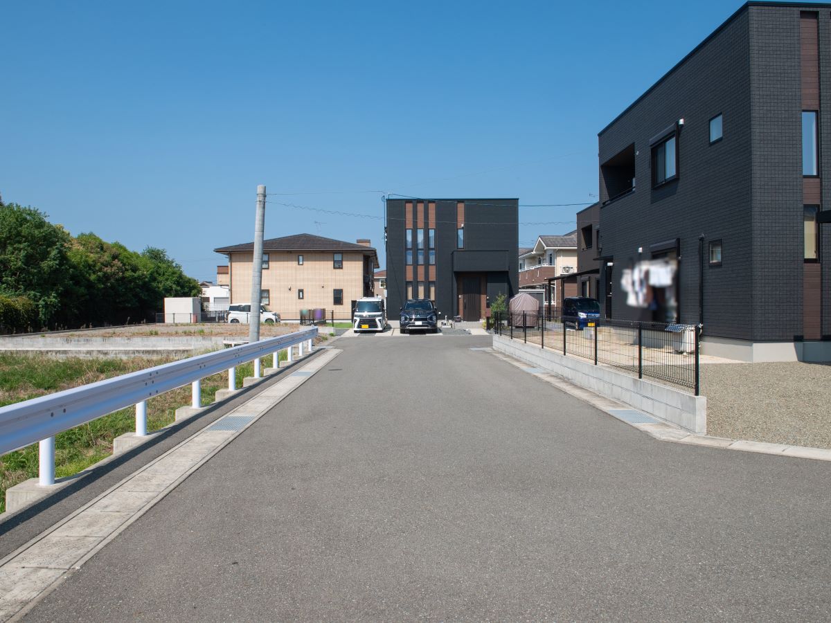 区画16北東道路。綺麗に整備されているので、小さなお子様やご高齢の方も歩きやすいです。　