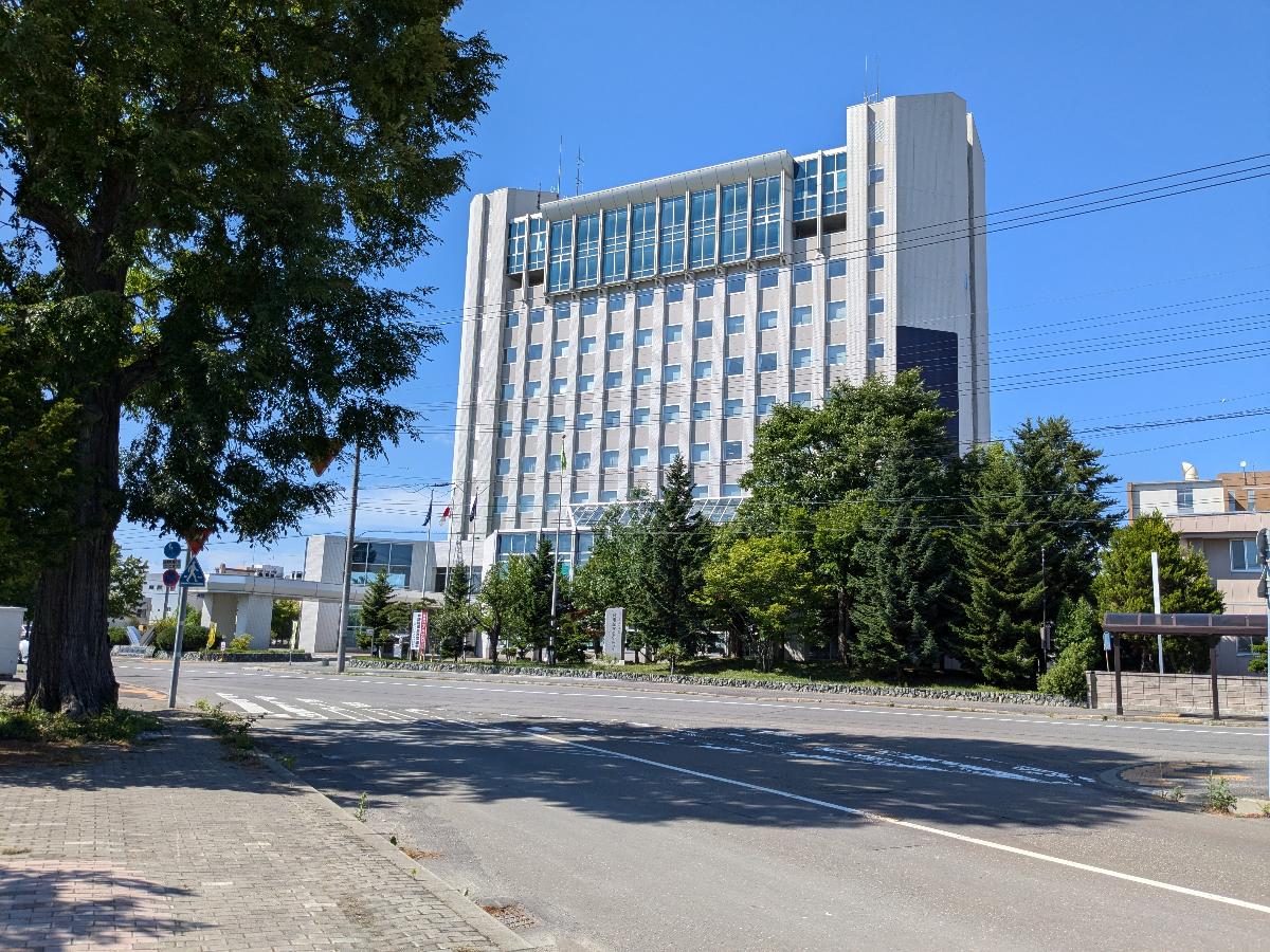 滝川市役所まで約260m（徒歩4分）　市役所内には市立図書館があります。