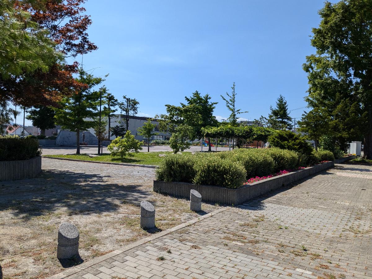 平和公園まで約190m（徒歩3分）　滝川市役所の向かいにあります。
遊具・公衆トイレもありお子様の遊び場として活用できます。