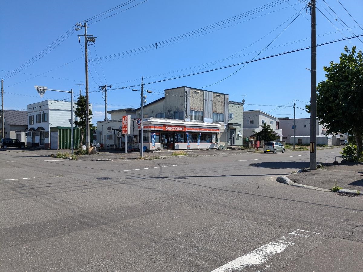 セイコーマートよしはら店まで約300m（徒歩4分）　6時～23時までの営業。ちょっとした買い物に。