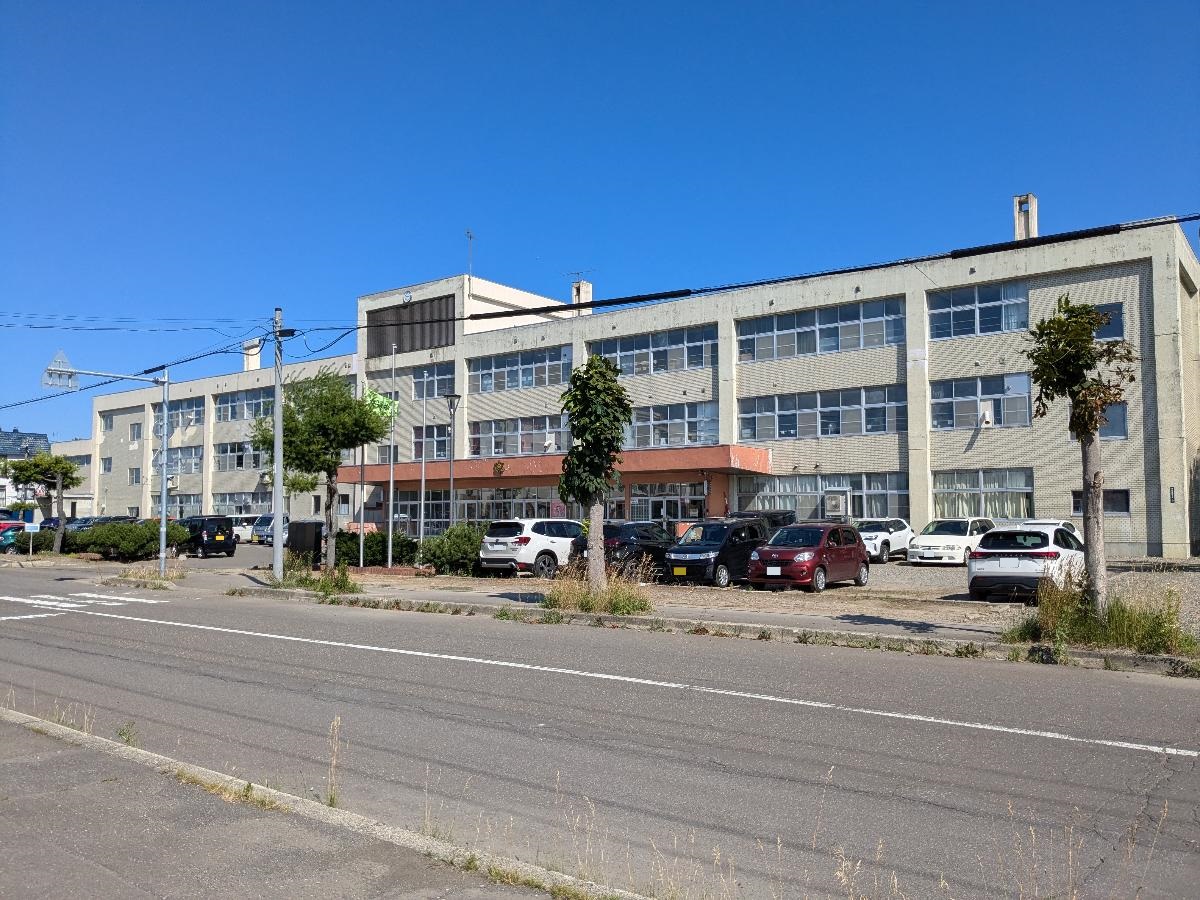 滝川市立明苑中学校まで約1km（徒歩13分）　滝川の中心地にある通学に便利な中学校です。この学校では、落ち着いた気持ちで一日を過ごせるよう、「朝読書の時間」を設けています。
