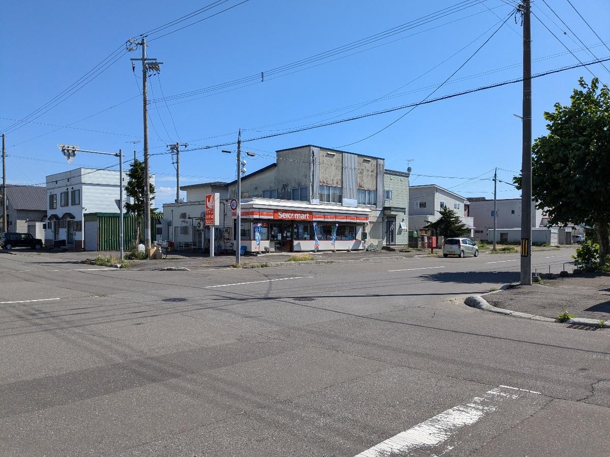 セイコーマートよしはら店まで約300m（徒歩4分）　こちらの特徴は、店内で手作りしたお惣菜やお弁当がが充実しているところ！「夕食に」「もう一品ほしい」そんな時の強い味方です！【営業時間】6:00～23:00