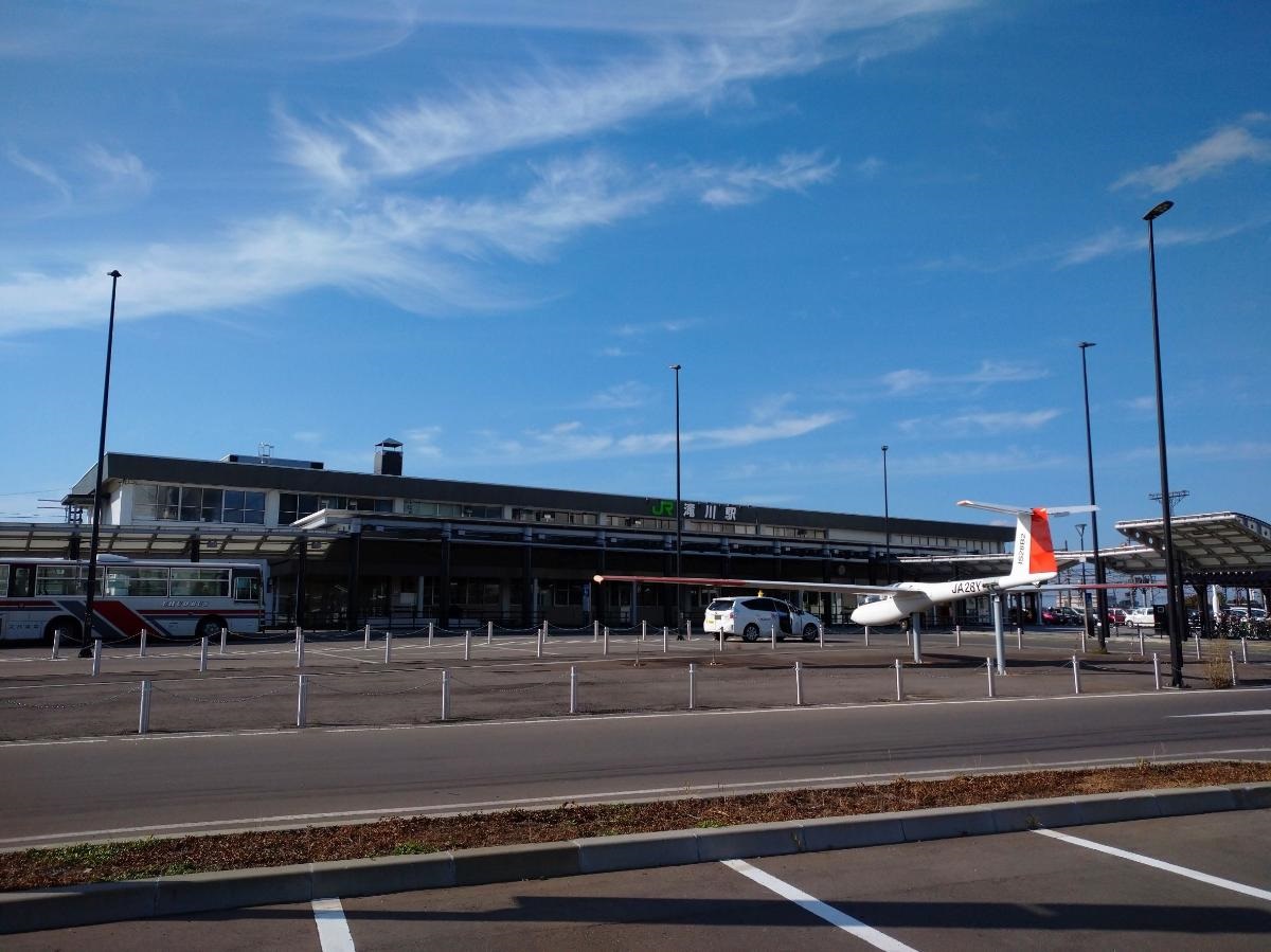 JR滝川駅まで約1km（徒歩13分）　函館線・根室線が利用できる駅です。札幌方面／旭川方面／富良野方面などへアクセスできます。徒歩圏内で通勤・通学に便利です！