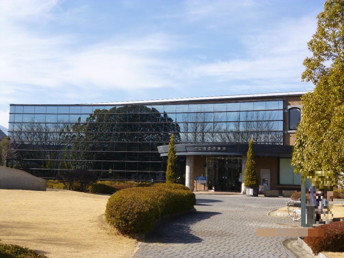 甲斐市立竜王図書館まで約550m（徒歩7分）　24万冊収蔵能力を持つ甲斐市の中枢図書館。またネットワークにより市内の他の図書館にある本の取り寄せも簡単にできます。定期的に読み聞かせや映画鑑賞会のイベントがあります。無料Wi－Fiも整備されていて、小さな赤ちゃんから大人まで楽しむことができます。