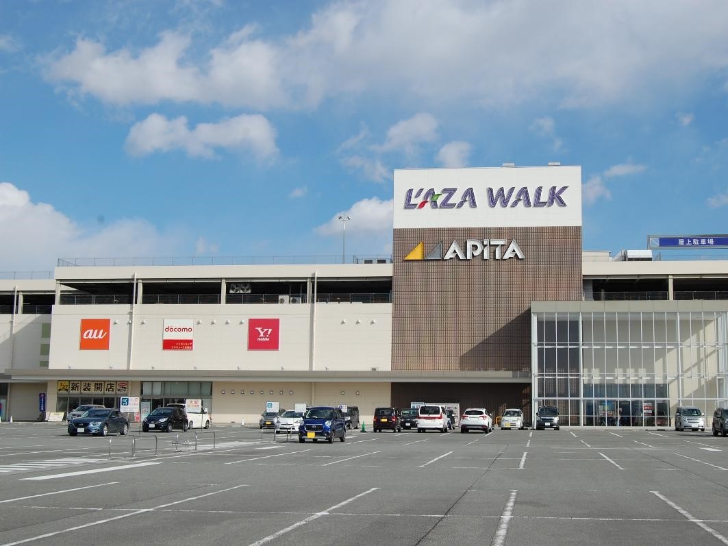 ラザウォーク甲斐双葉まで約5km（車で約9分）　【営業時間】9：00～21：00（店舗により異なる）　100店舗以上あるモールです。駐車場アクセスや交通量を考慮するとイオンより便利なことも。どちらのショッピングモールにも気軽に行けるのが当分譲地の魅力のひとつです。