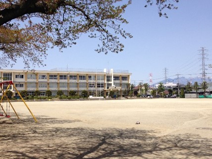甲斐市立竜王小学校まで約200m（徒歩3分）　竜王小学校の真東。登下校はもちろん、普段の学校の様子もわかり安心です。150周年を超える歴史ある学校で、父兄からもこの学校に通わせたいという声を耳にします。電子黒板やi-padを積極的に利用した学習を取り入れています。