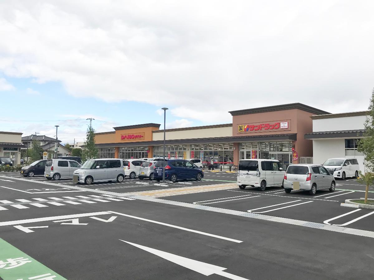 甲斐市篠原Ⅲ 土地 サンドラッグ(甲斐竜王フォレストモール店)・ダイソー(フォレストモール甲斐市竜王店)まで約970m～1km（徒歩13分／車で約5分）　フォレストモール甲斐竜王内の店舗。営業時間　サンドラッグは9:00～21:30、ダイソーは10:0～20:00。スーパー「アマノパークス」に行きがてらに買い物を済ますことができて、大変便利です。