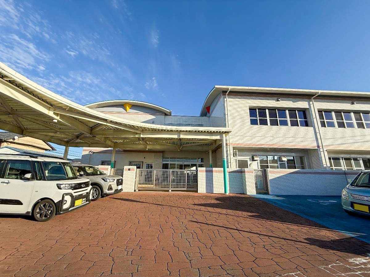 わらび保育園まで約1km（徒歩13分）　健康で安全な生活ができる適切な環境の中で自己を充分に発揮しながら、心身ともに健全な人間性の基礎を養うことを、保育方針としています。
学童も併設しています。（この園を卒園した小学1・2年生のみ）