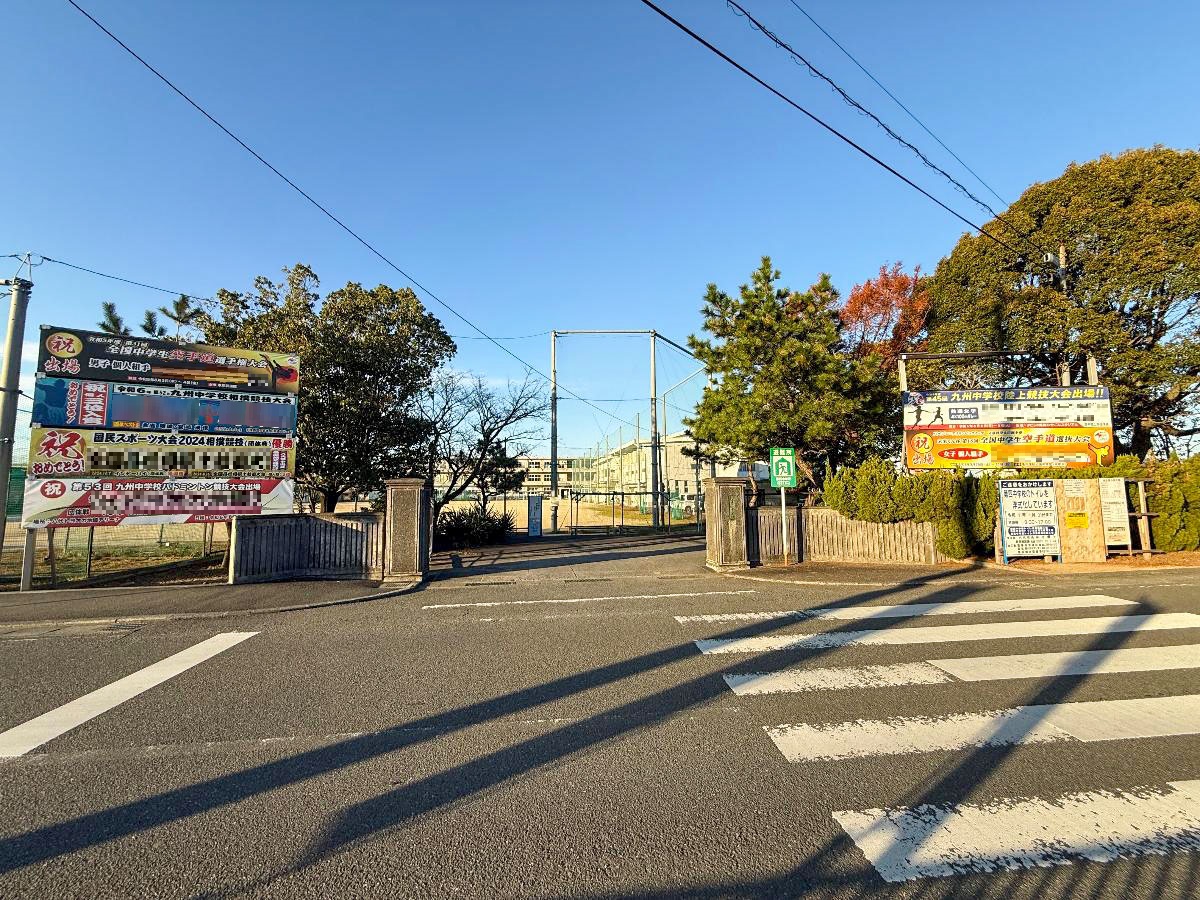 八代市立第四中学校まで約2.1km（徒歩27分）　「優しく正しくたくましく」を校訓に、「夢と志をもち、自ら正しく判断し行動できる、逞しい生徒の育成」を教育目標としています。
