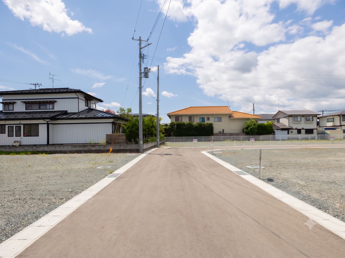 区画8、9前面道路は約6m！毎日の車の出し入れも余裕をもってできます☆　　