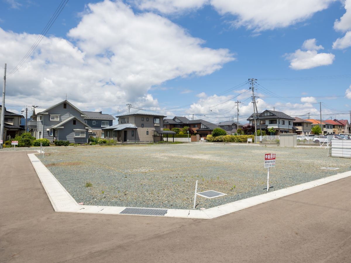 区画9：165.12㎡（49.94坪）　南側と東側が道路に面していて、開放的！日当たりも良さそうですね！　