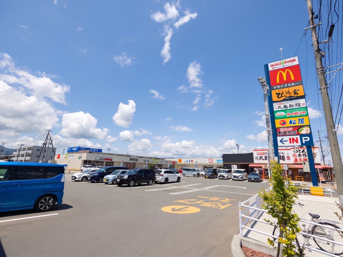 アクロスプラザ盛岡まで約2km（車で約6分）　ニトリ・マクドナルド・サイゼリヤをはじめとして、計13店舗が入った複合施設です！